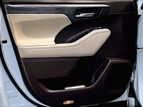 Used 2020 Toyota Highlander Limited image 25