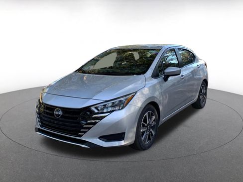Used 2025 Nissan Versa SV image 3