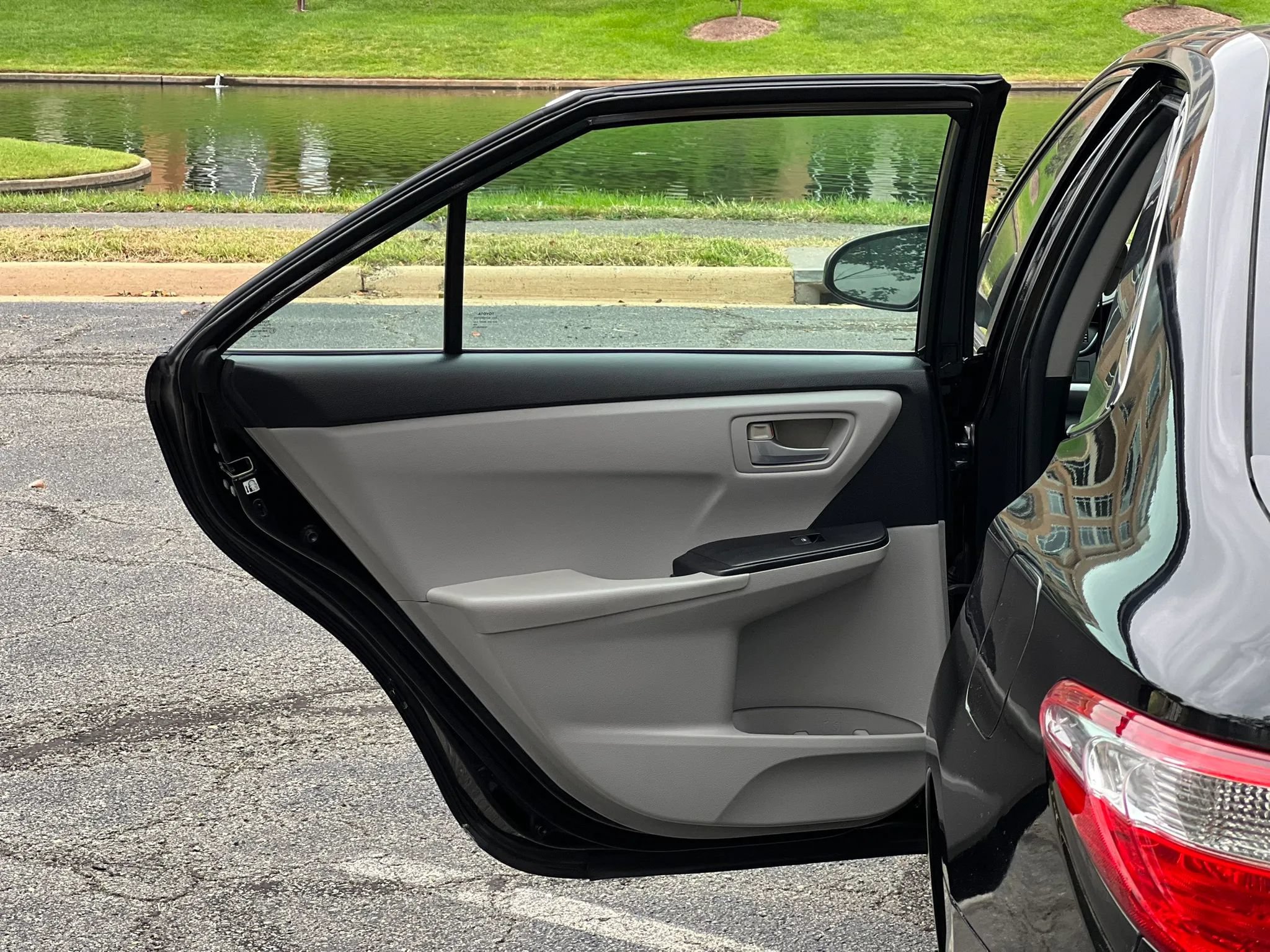 Used 2015 Toyota Camry SE FWD image 35
