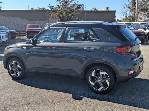 Used 2023 Hyundai Venue Limited image 5