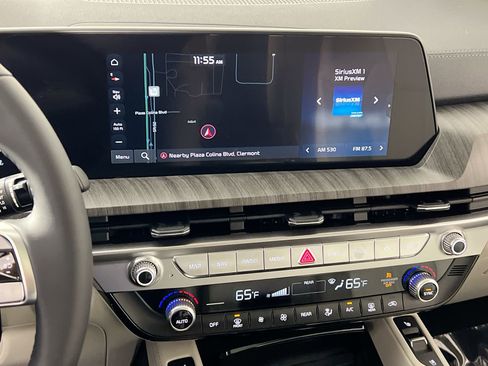 Used 2024 Kia Telluride EX w/ EX Captain's Chair Package image 25