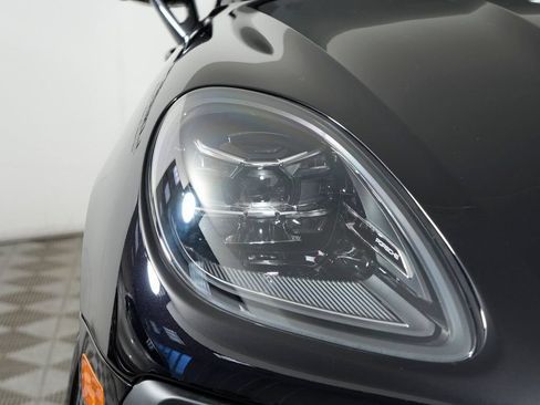 Certified 2026 Porsche Macan AWD/4WD image 11