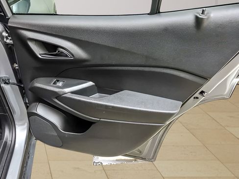 Used 2025 Chevrolet Trax LT w/ LT Convenience Package FWD image 24