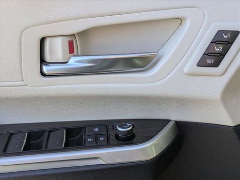 Used 2021 Toyota Sienna Platinum image 10