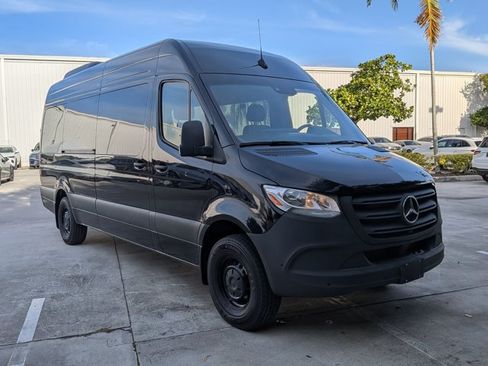 Used 2024 Mercedes-Benz Sprinter 2500 image 3