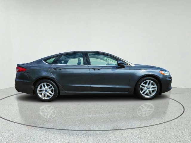 Used 2019 Ford Fusion SE FWD image 2