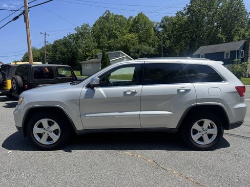 Used 2012 Jeep Grand Cherokee Laredo AWD/4WD image 2