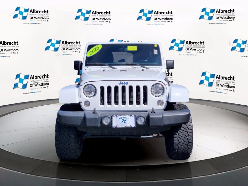 Used 2016 Jeep Wrangler Unlimited Rubicon w/ Connectivity Group AWD/4WD image 8