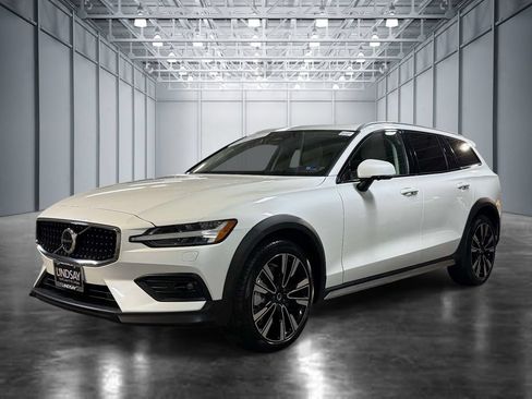 Used 2025 Volvo V60 B5 Cross Country Ultra AWD/4WD image 1