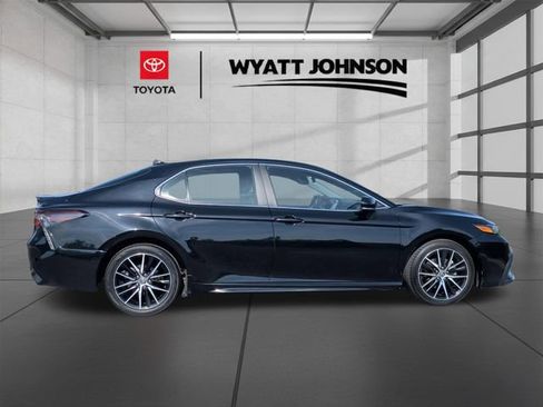 Used 2023 Toyota Camry SE FWD image 3