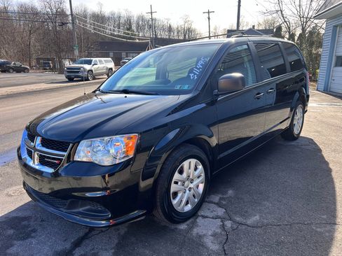 Used 2018 Dodge Grand Caravan SE w/ UConnect Hands-Free Group image 3