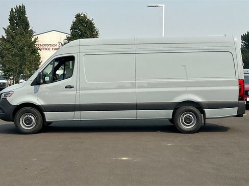 Used 2024 Mercedes-Benz Sprinter 2500 image 2