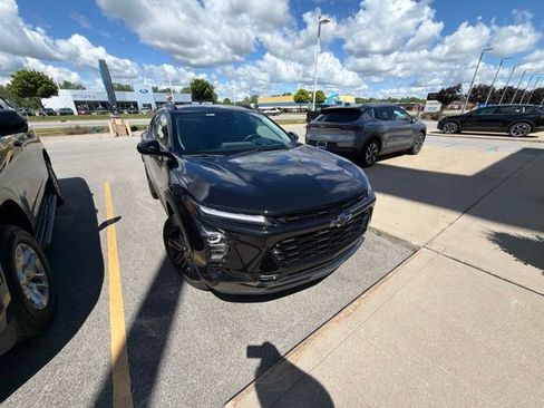 Used 2025 Chevrolet Trax ACTIV w/ Driver Confidence Package FWD image 3