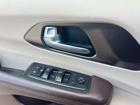 Used 2017 Chrysler Pacifica Touring-L FWD image 22