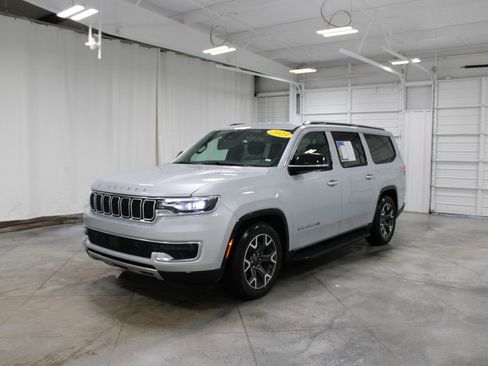 Used 2023 Jeep Wagoneer L Series III w/ Preferred Equipment Group image 4