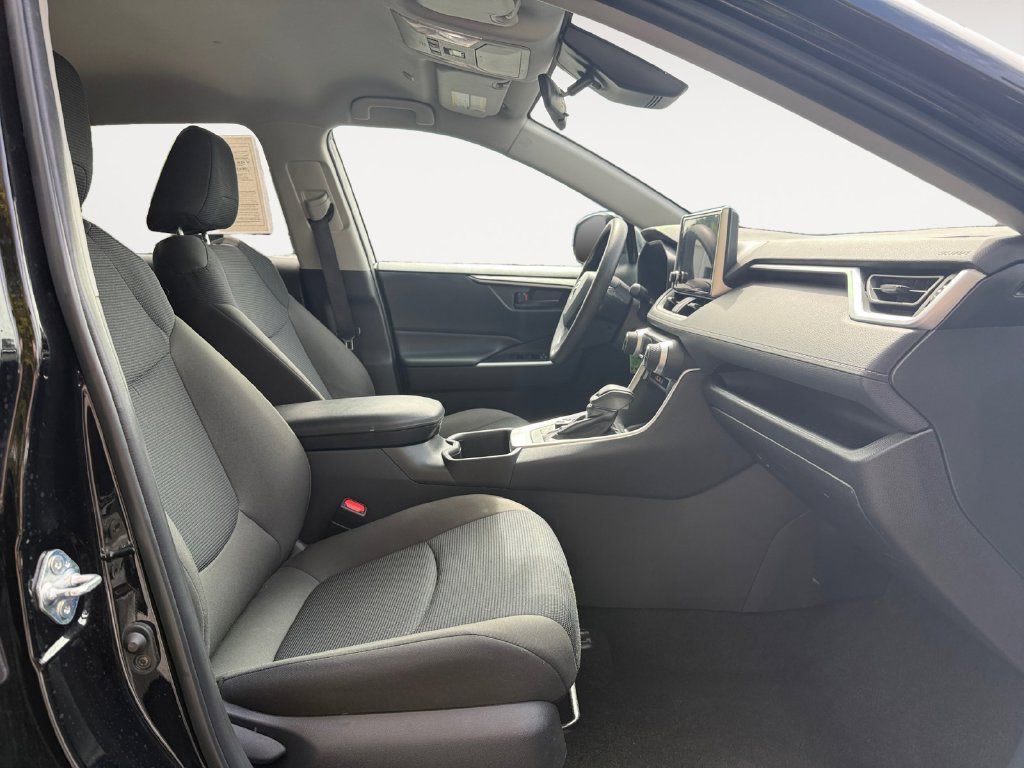Used 2025 Toyota RAV4 LE AWD/4WD image 15