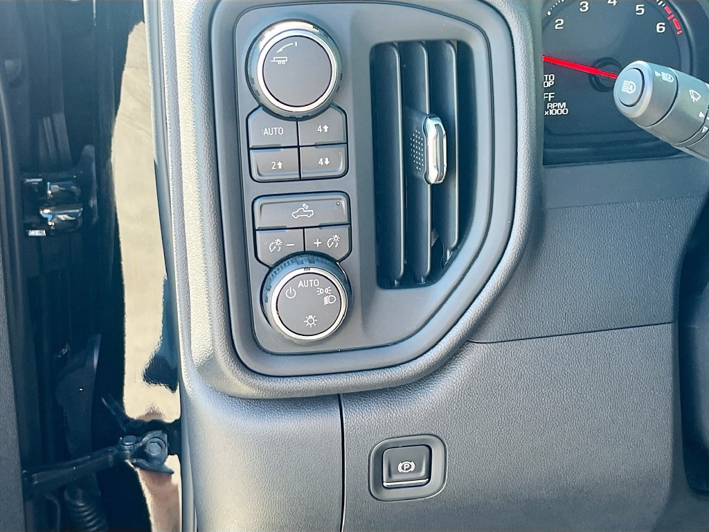 Used 2026 Chevrolet Silverado 1500 Custom Trail Boss w/ Turbomax Blackout Package AWD/4WD image 10
