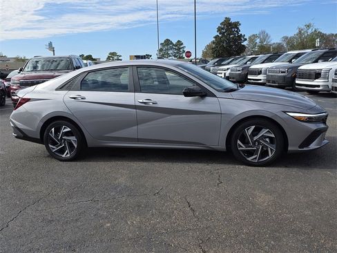 Certified 2025 Hyundai Elantra Sport image 3