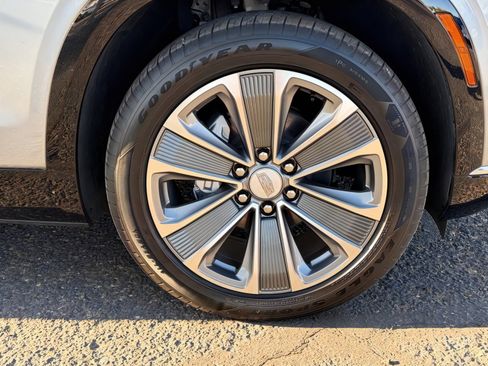 Used 2026 Cadillac Vistiq Luxury image 9