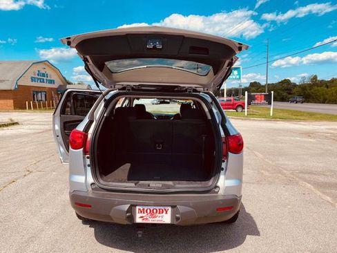 Used 2010 Chevrolet Traverse LT image 9