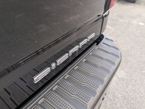 Used 2021 GMC Sierra 2500 Denali w/ Denali Black Diamond Edition AWD/4WD image 32
