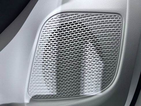 Used 2024 Chrysler Pacifica Touring-L image 6