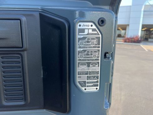 Used 2025 Jeep Wrangler Unlimited Sahara AWD/4WD image 47