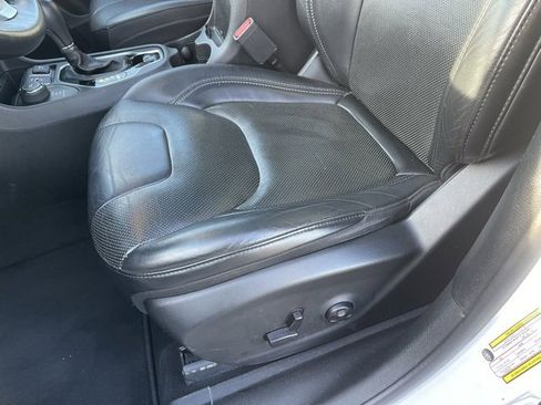 Used 2019 Jeep Cherokee Limited image 9