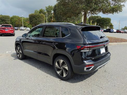 Used 2025 Volkswagen Taos SE image 7