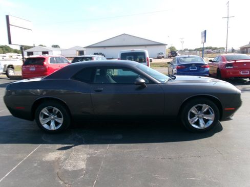Used 2015 Dodge Challenger SXT image 3