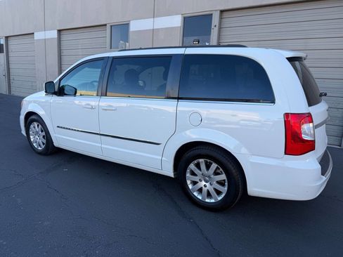 Used 2013 Chrysler Town & Country Touring image 2