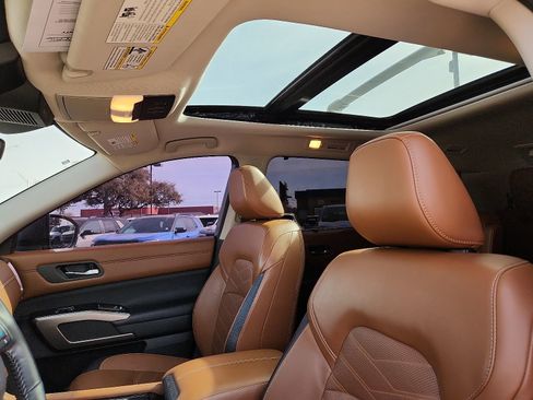 Used 2023 Nissan Pathfinder Platinum image 13