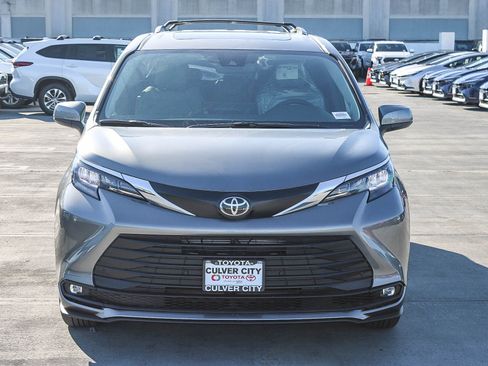 New 2026 Toyota Sienna XLE image 2