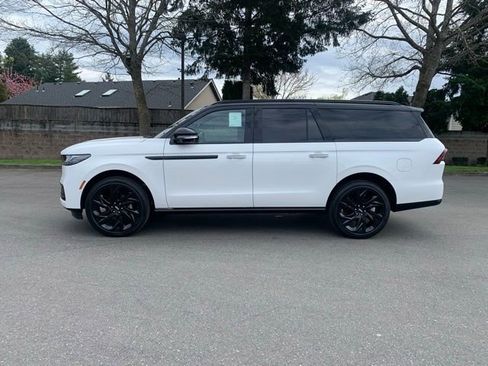 New 2026 Lincoln Navigator L Black Label AWD/4WD image 2