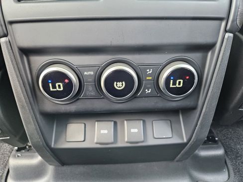 Used 2024 Land Rover Defender 110 SE AWD/4WD image 33