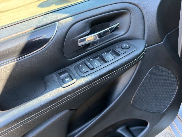 Used 2018 Dodge Grand Caravan SXT w/ Driver Convenience Group FWD image 12