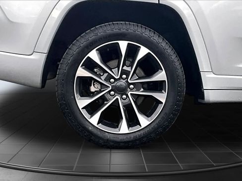 Used 2024 Jeep Grand Cherokee Overland AWD/4WD image 36