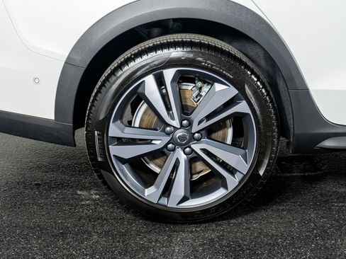 Used 2026 Volvo V60 B5 Cross Country Plus w/ Protection Package Premier image 9