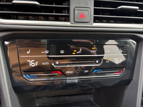 Used 2025 Volkswagen Taos SE image 18