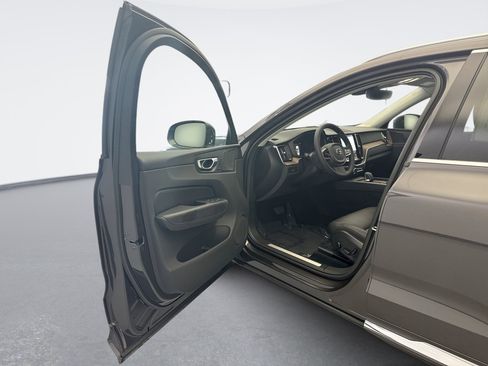 Used 2023 Volvo XC60 B5 Plus w/ Climate Package AWD/4WD image 9