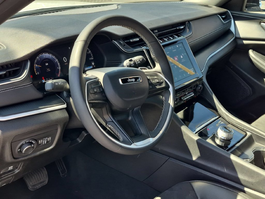 Used 2025 Jeep Grand Cherokee Altitude AWD/4WD image 15