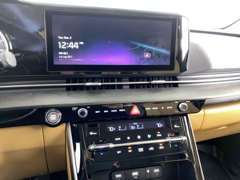 Used 2024 Kia Carnival EX image 22