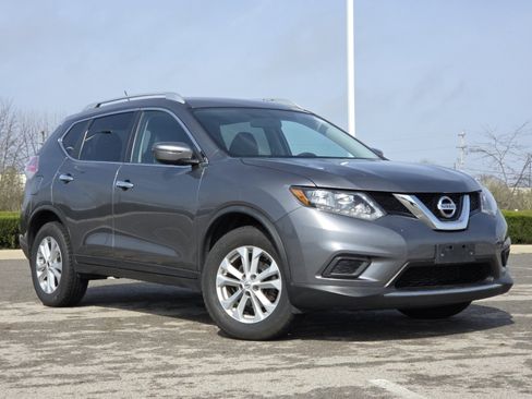 Used 2016 Nissan Rogue SV image 2