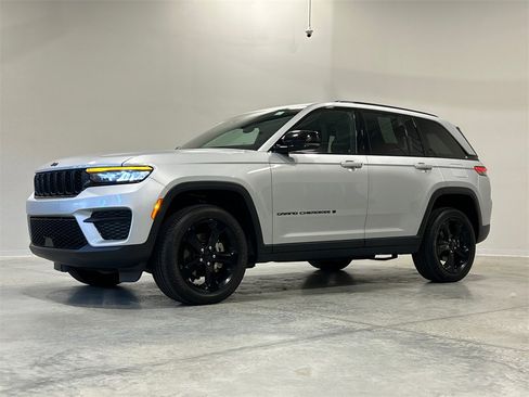 Used 2024 Jeep Grand Cherokee Altitude image 2