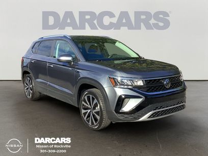 Used 2024 Volkswagen Taos SE w/ Panoramic Sunroof Package