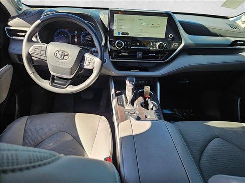 Used 2023 Toyota Highlander Platinum AWD/4WD image 16
