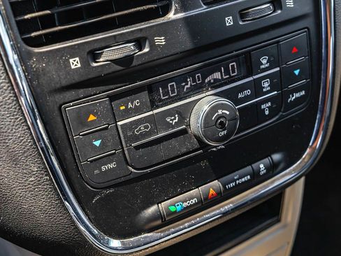Used 2016 Chrysler Town & Country Touring FWD image 17