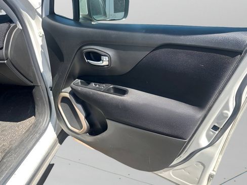Used 2017 Jeep Renegade Latitude AWD/4WD image 14