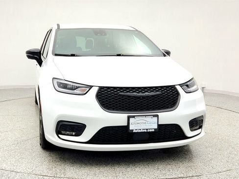 Used 2024 Chrysler Pacifica Limited FWD image 2