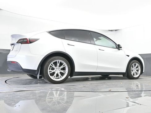 Used 2022 Tesla Model Y Long Range image 48